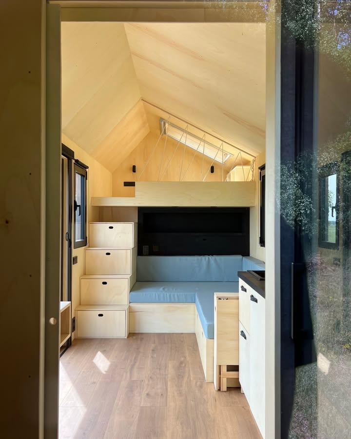 🇬🇧 CALMCATION. A new kind of retreat.

Silence. Nature. Space to slow down.
This is what people are searching for now.

REDUKT…